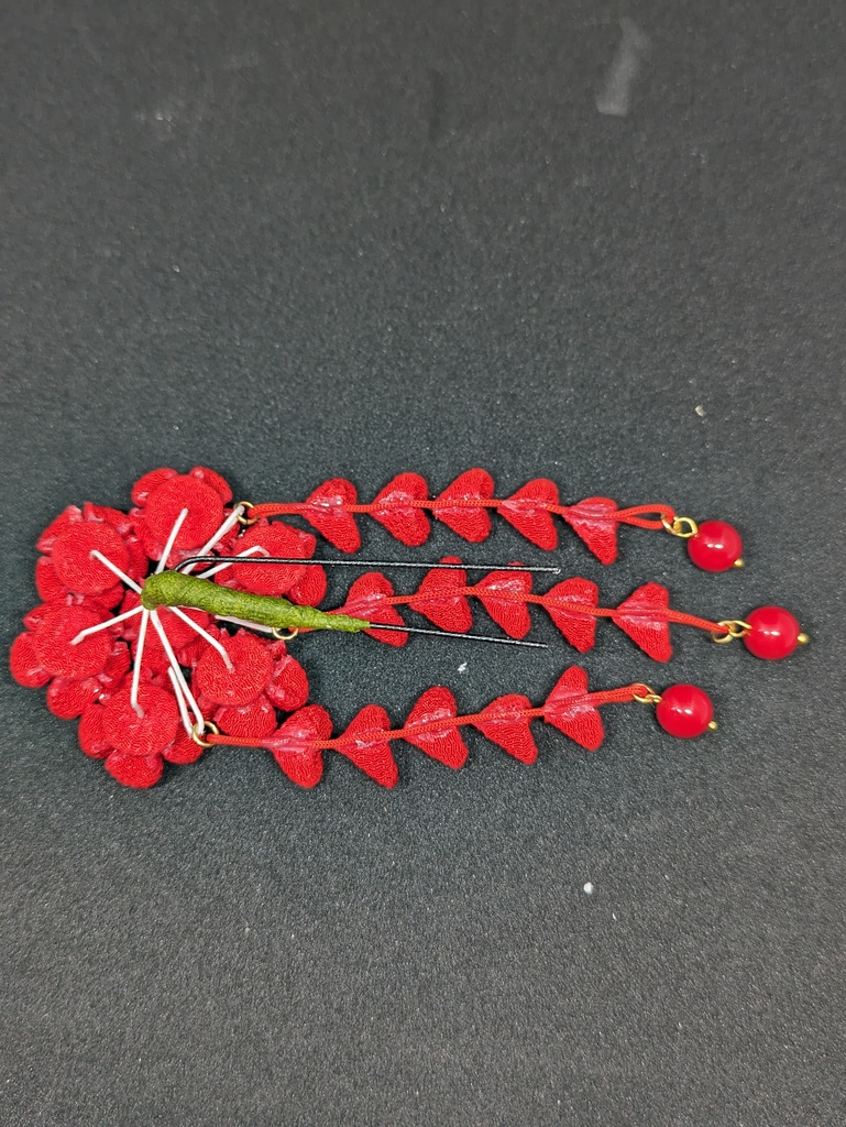 小さな赤い髪飾り
