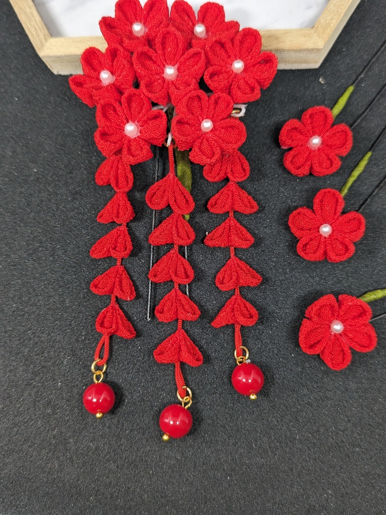 小さな赤い髪飾り