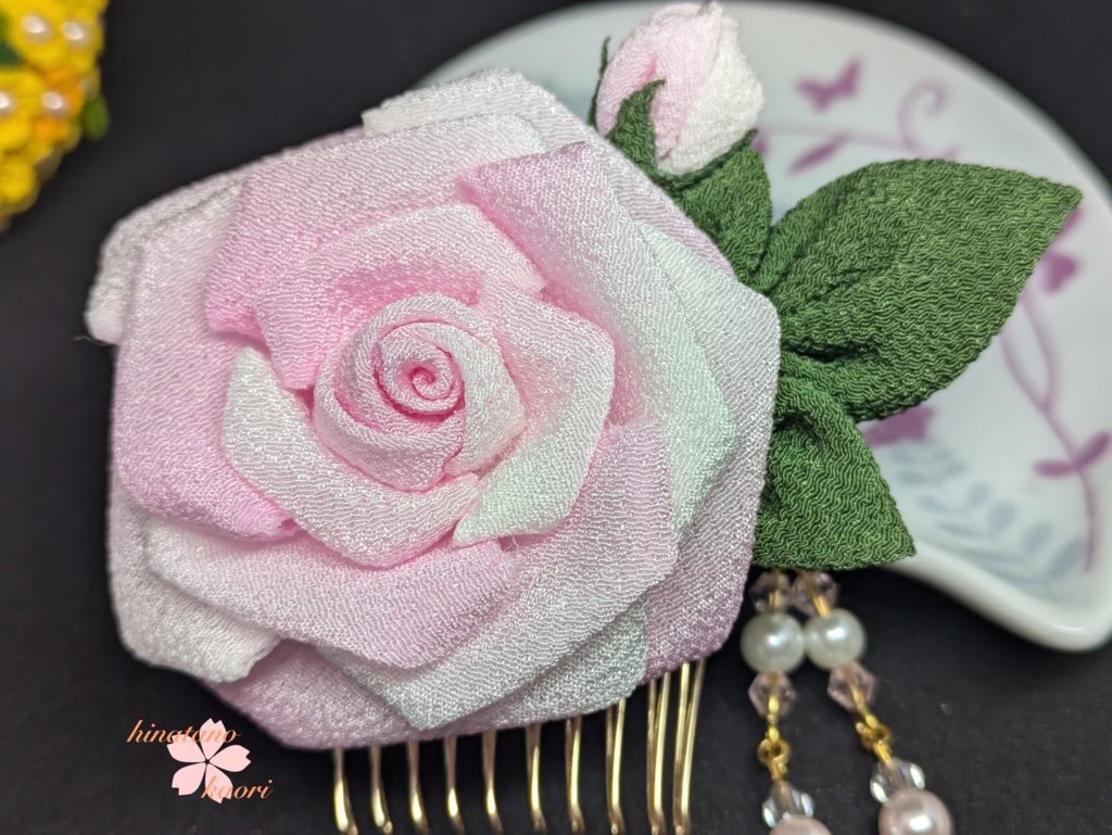 つまみ細工のバラの髪飾り
