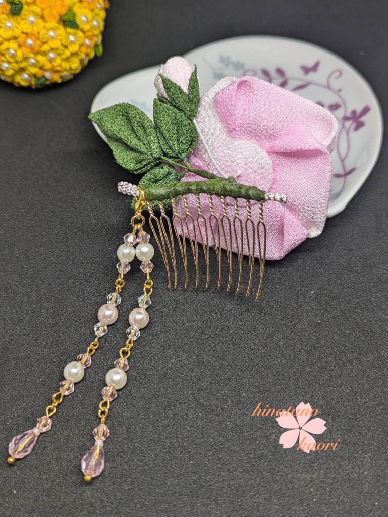 つまみ細工のバラの髪飾り