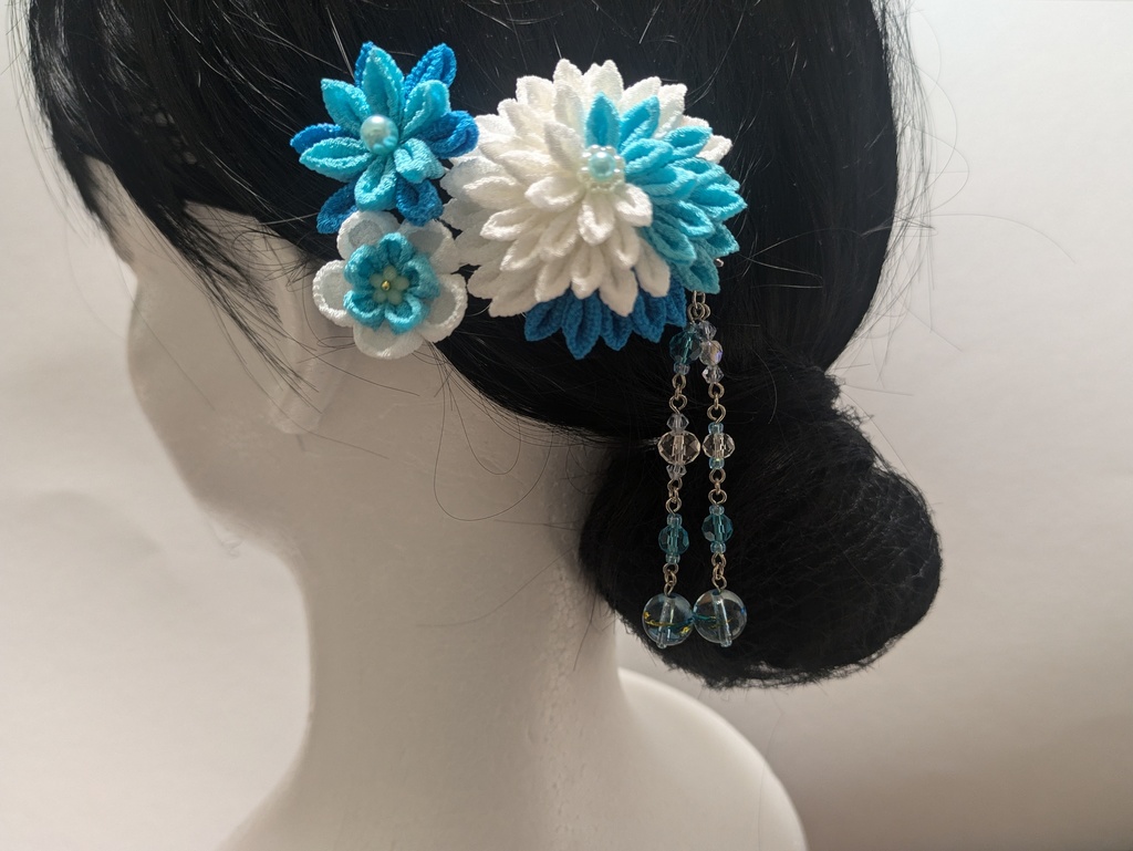 つまみ細工の髪飾り(ブルー系)
