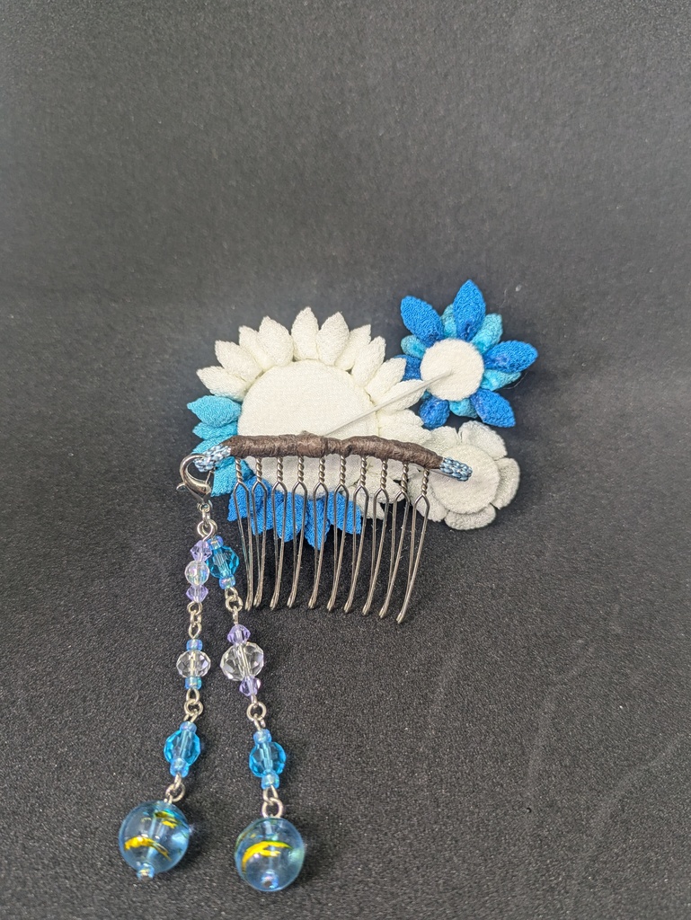 つまみ細工の髪飾り(ブルー系)