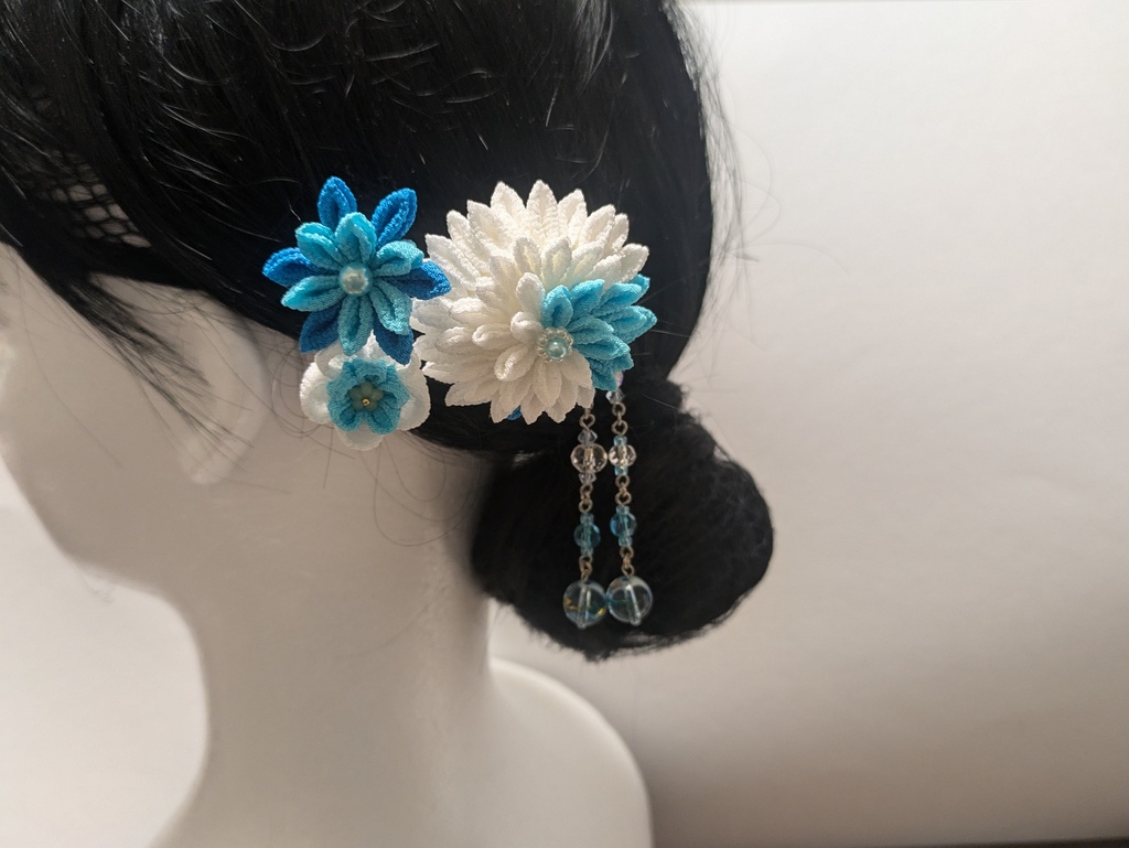 つまみ細工の髪飾り(ブルー系)