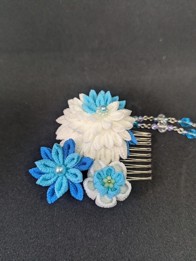 つまみ細工の髪飾り(ブルー系)