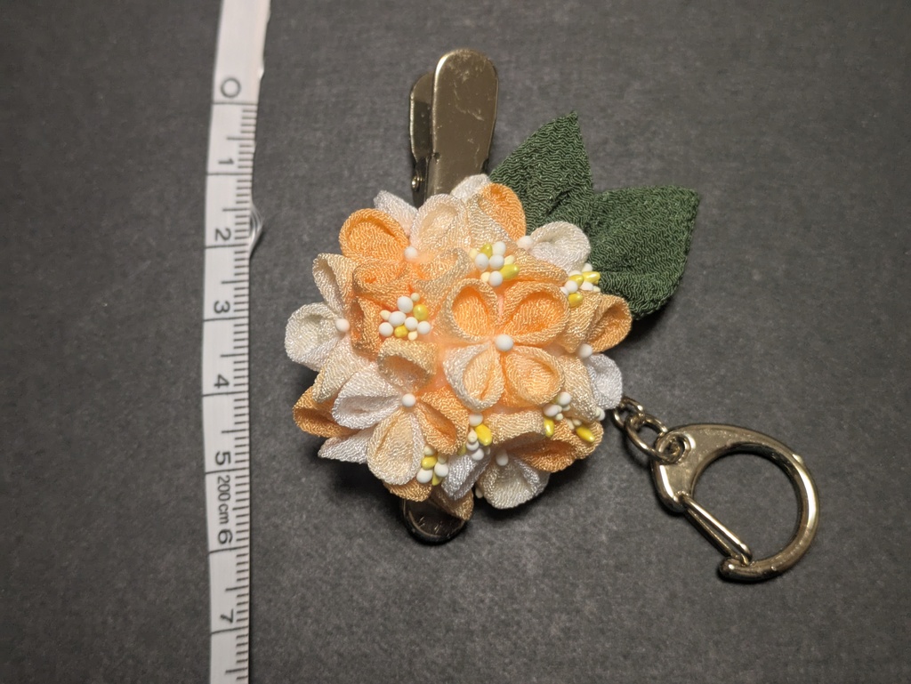 つまみ細工の紫陽花のキークリップ(オレンジ)