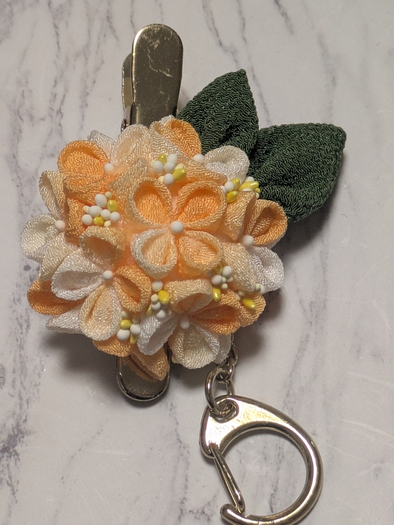 つまみ細工の紫陽花のキークリップ(オレンジ)