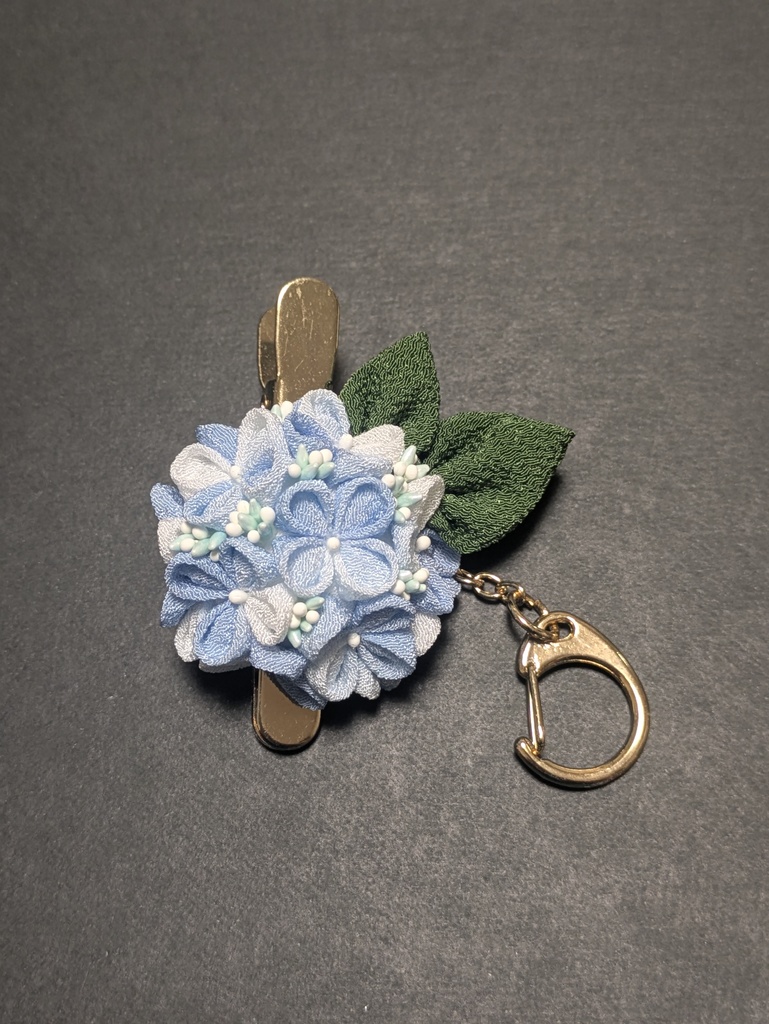 つまみ細工の紫陽花のキークリップ(水色)