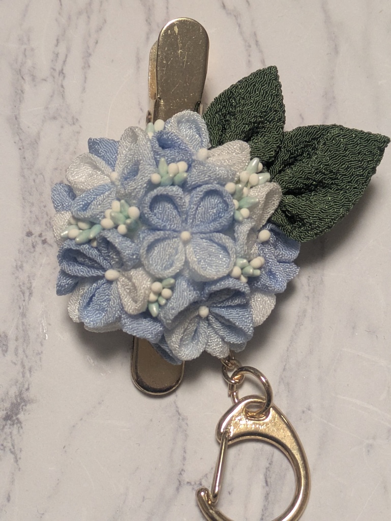 つまみ細工の紫陽花のキークリップ(水色)