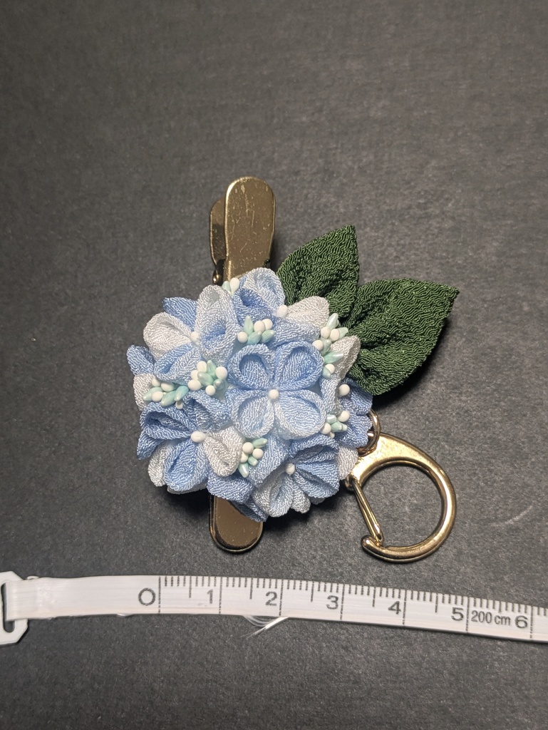 つまみ細工の紫陽花のキークリップ(水色)