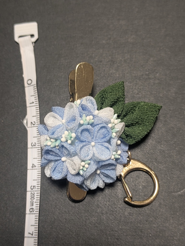 つまみ細工の紫陽花のキークリップ(水色)