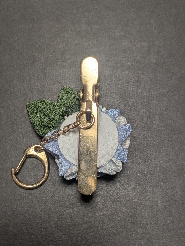 つまみ細工の紫陽花のキークリップ(水色)