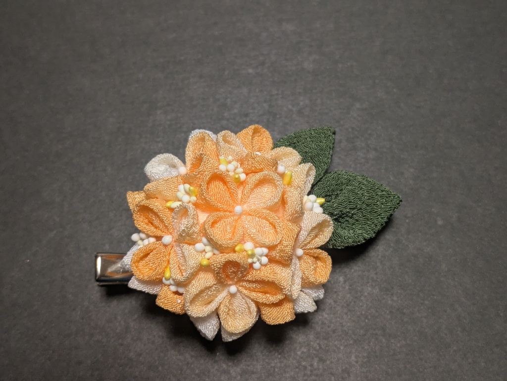 つまみ細工の紫陽花のコサージュピン(オレンジ)