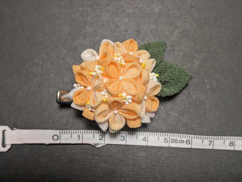 つまみ細工の紫陽花のコサージュピン(オレンジ)
