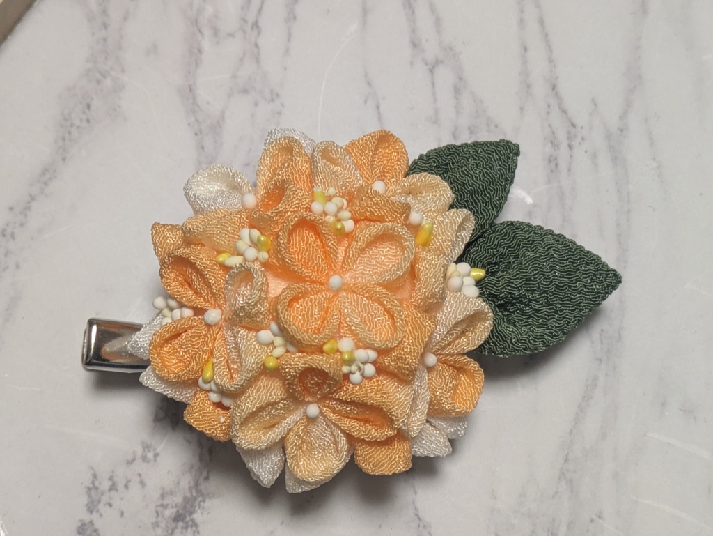 つまみ細工の紫陽花のコサージュピン(オレンジ)
