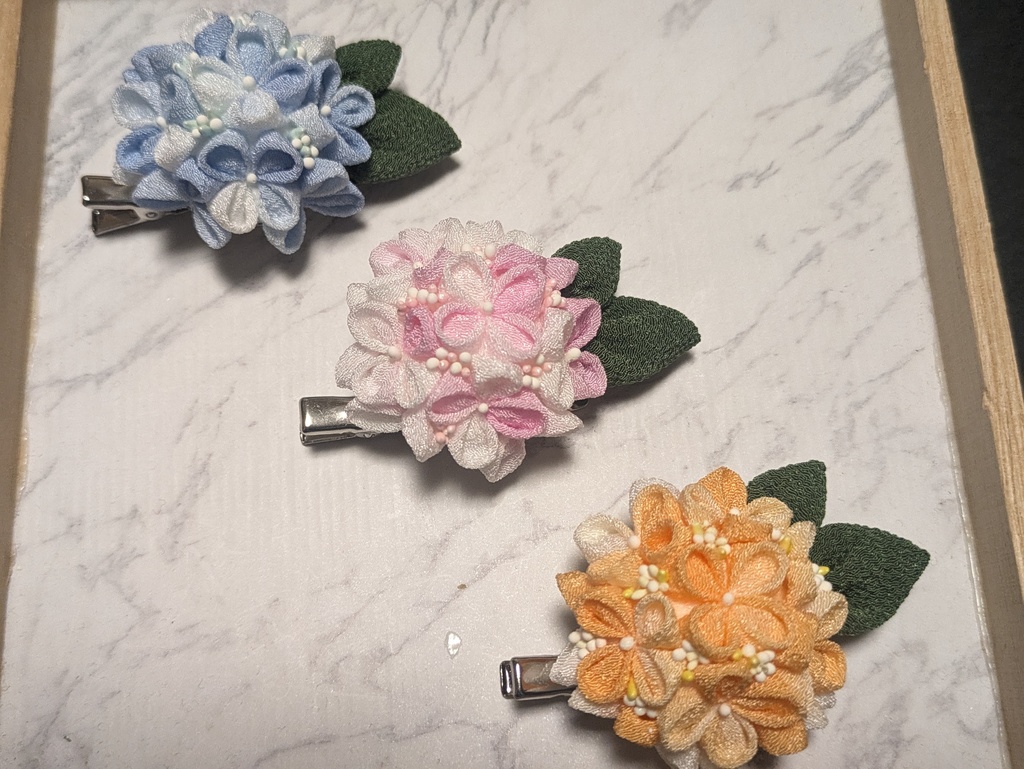 つまみ細工の紫陽花のコサージュピン(オレンジ)