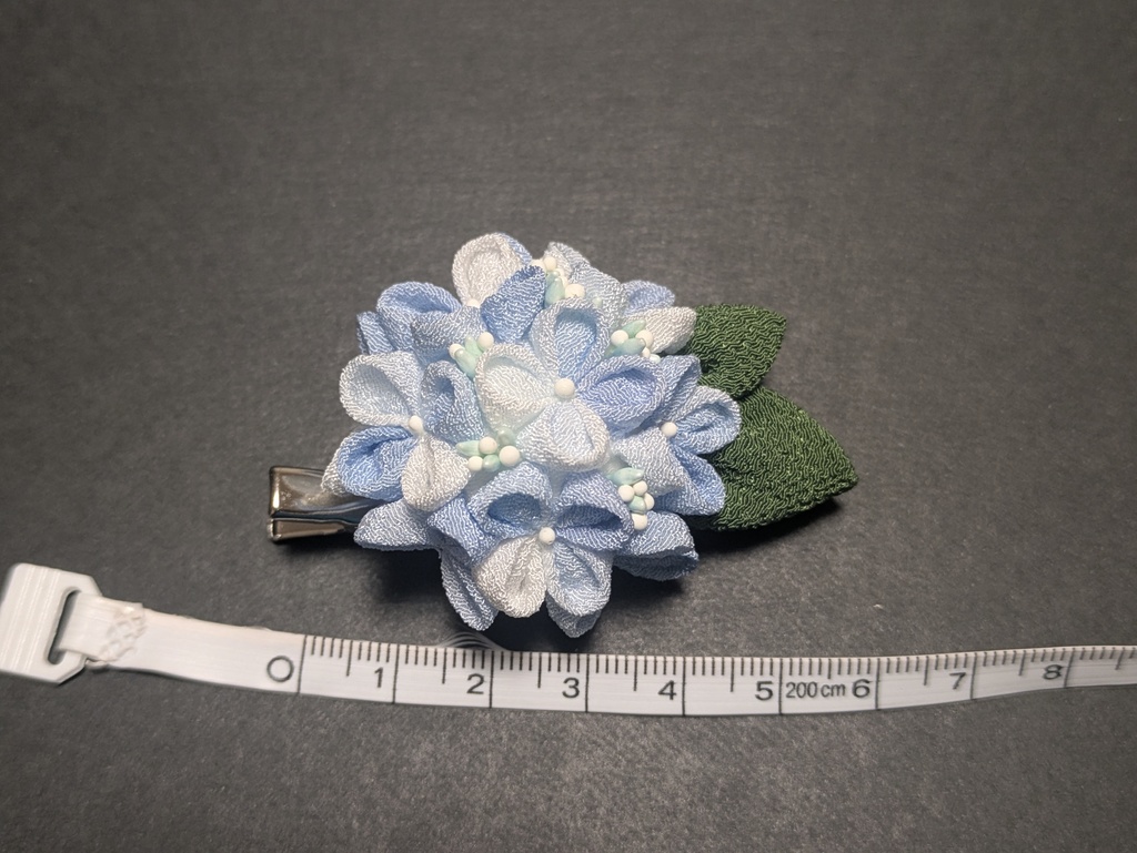 つまみ細工の紫陽花のコサージュピン(水色)