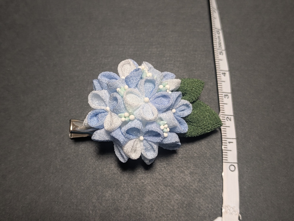 つまみ細工の紫陽花のコサージュピン(水色)