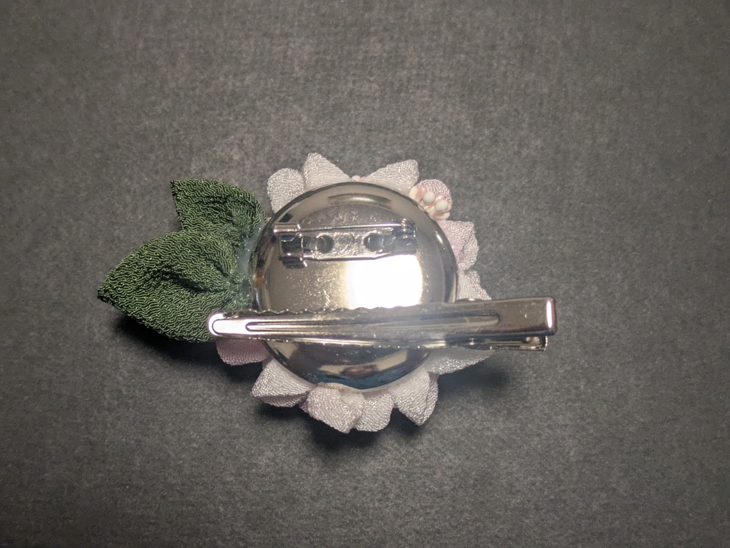 つまみ細工の紫陽花のコサージュピン(ピンク)