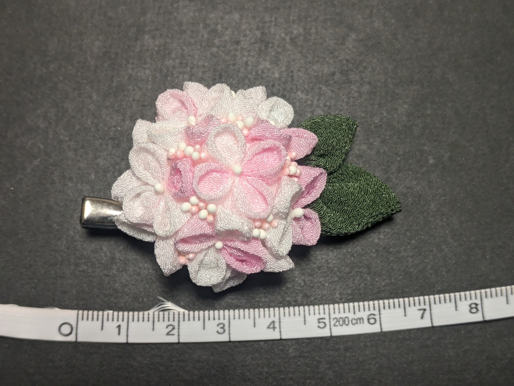 つまみ細工の紫陽花のコサージュピン(ピンク)