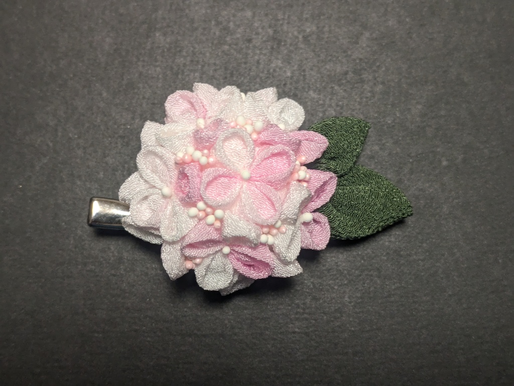 つまみ細工の紫陽花のコサージュピン(ピンク)