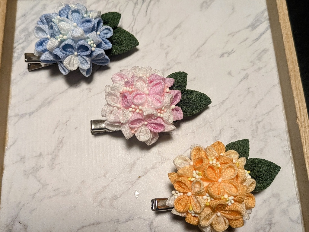 つまみ細工の紫陽花のコサージュピン(ピンク)