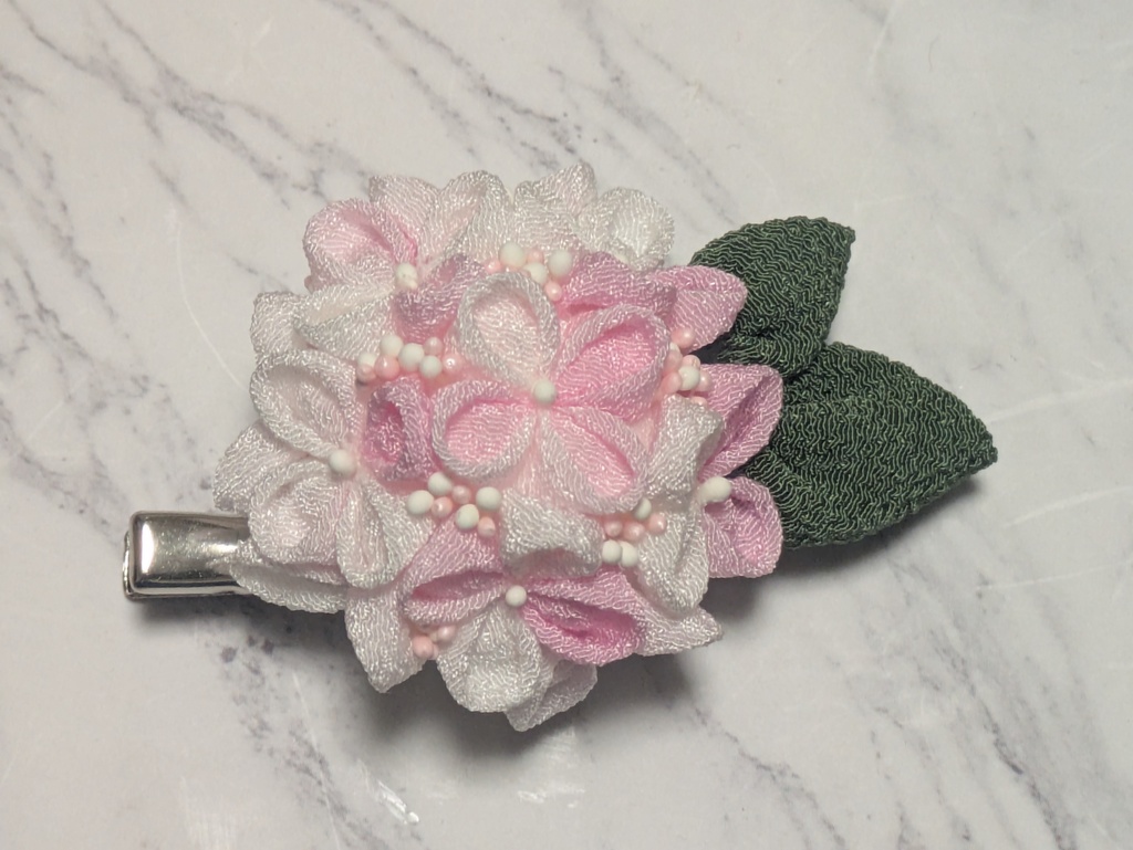 つまみ細工の紫陽花のコサージュピン(ピンク)