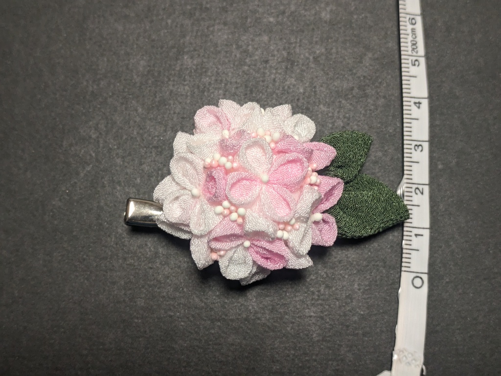 つまみ細工の紫陽花のコサージュピン(ピンク)
