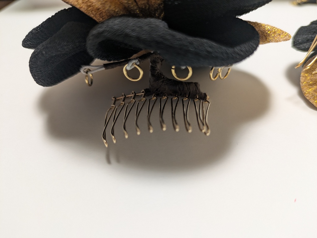 黒と金のつまみ細工のバラの髪飾りセット