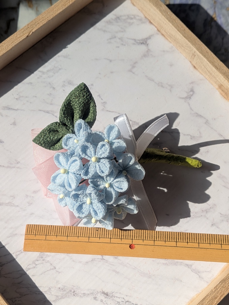 つまみ細工紫陽花のコサージュ(水色)