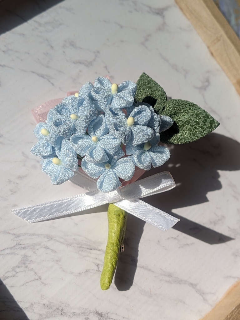 つまみ細工紫陽花のコサージュ(水色)