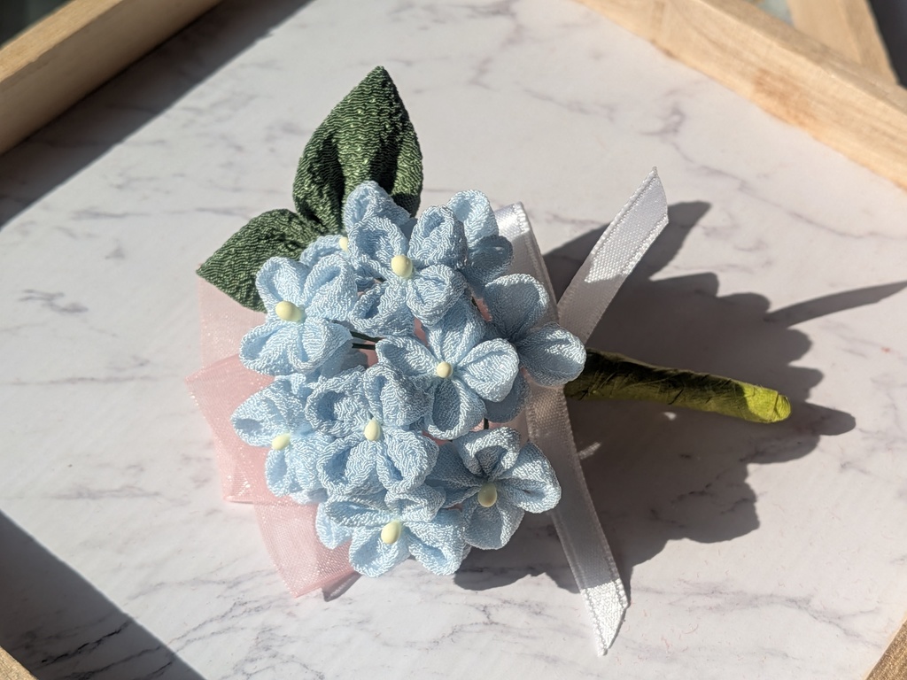 つまみ細工紫陽花のコサージュ(水色)