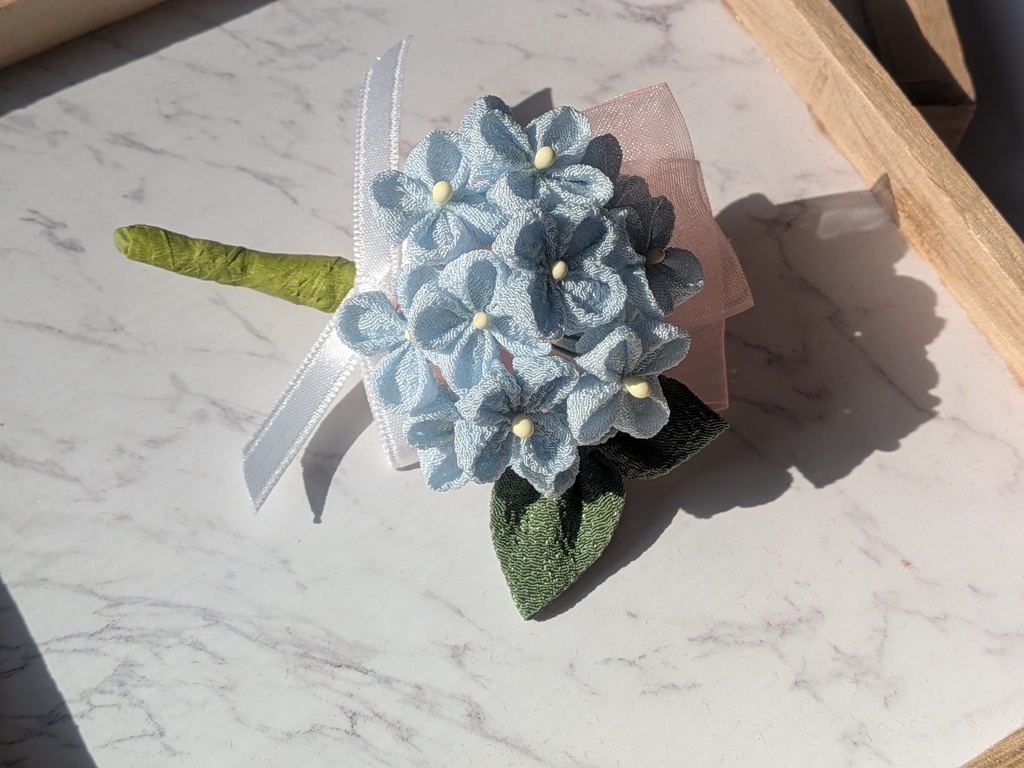 つまみ細工紫陽花のコサージュ(水色)