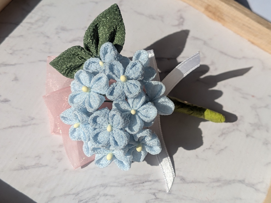 つまみ細工紫陽花のコサージュ(水色)