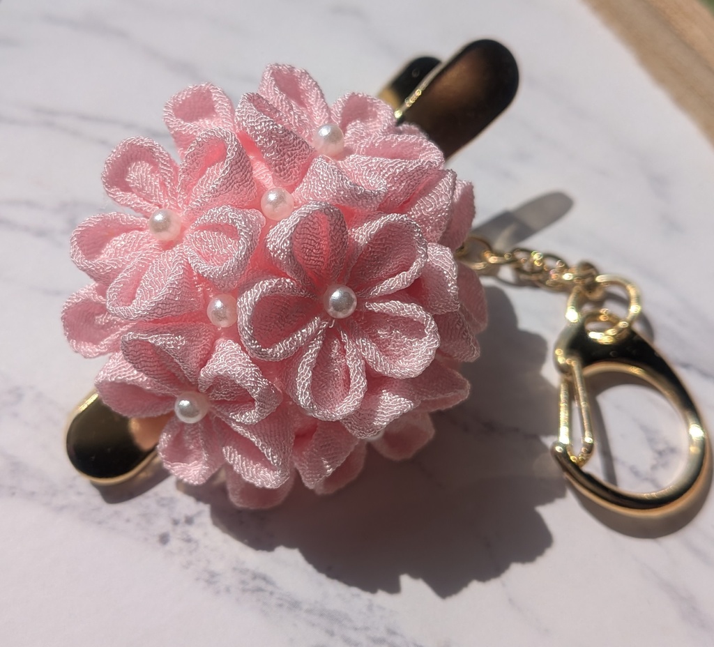 つまみ細工のキークリップ(ピンク)