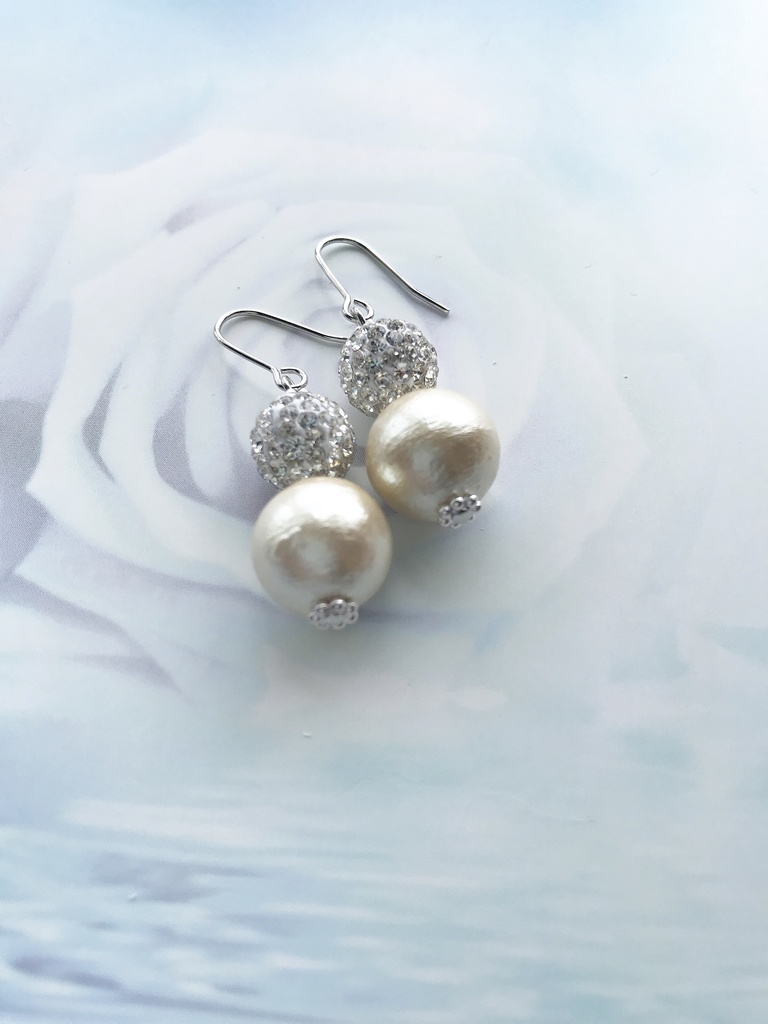 地域猫支援 コットンパールピアス キスカ(ライトベージュ)×ホワイト