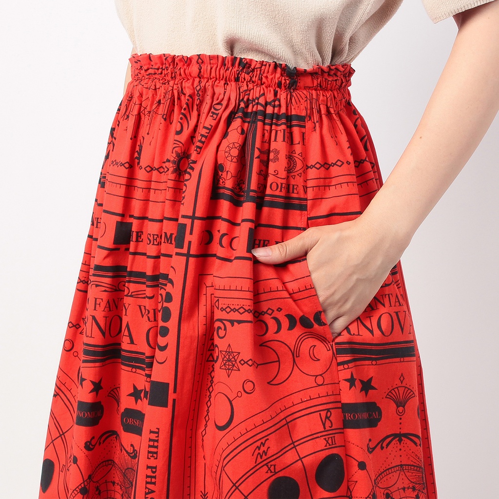 魔法の本のような柄と、月の満ち欠けが描かれた ギャザースカート(RED)