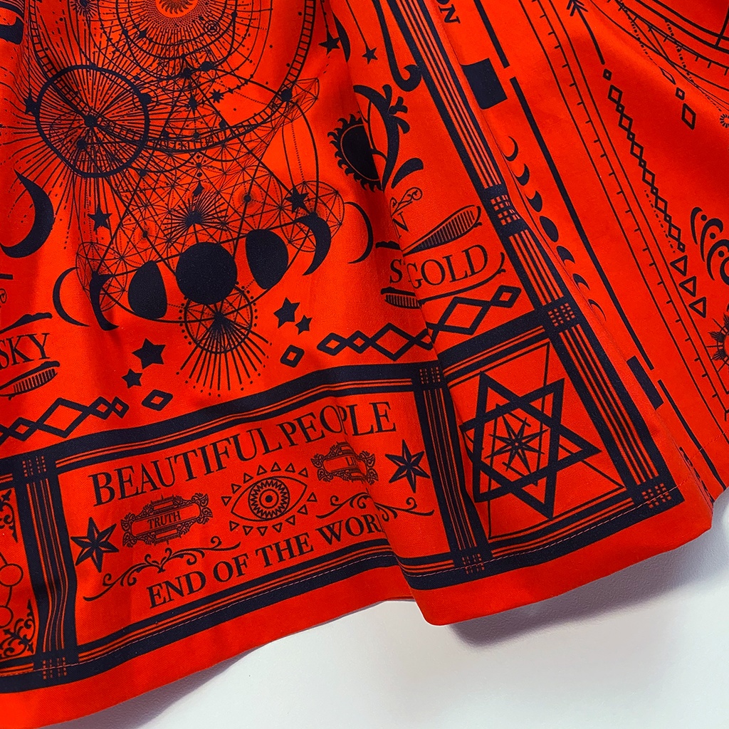 魔法の本のような柄と、月の満ち欠けが描かれた ギャザースカート(RED)