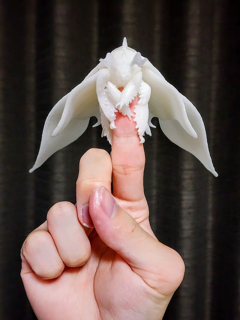 もふもふ蛾の指人形(台座付き) 未塗装・未組み立てフィギュア