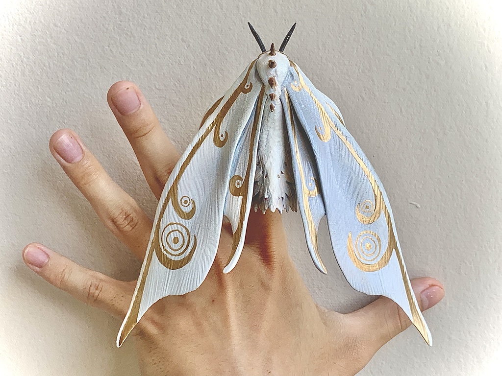 もふもふ蛾の指人形(台座付き) 未塗装・未組み立てフィギュア