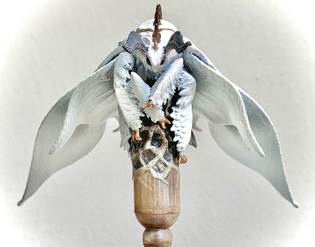 もふもふ蛾の指人形(台座付き) 未塗装・未組み立てフィギュア