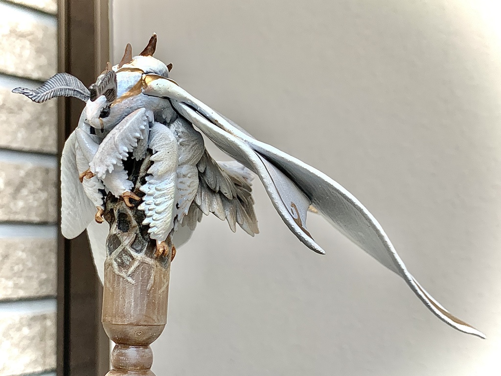 もふもふ蛾の指人形(台座付き) 未塗装・未組み立てフィギュア