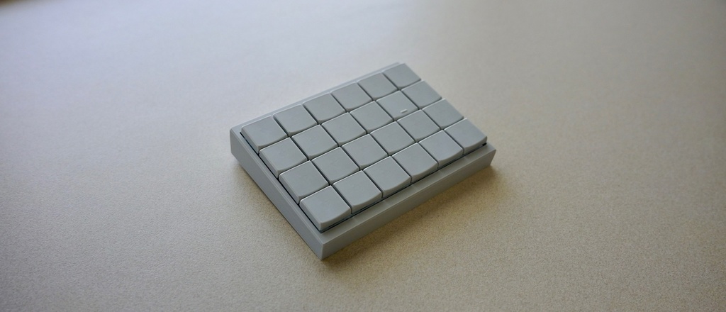 【ケース&キーキャップ付き】【はんだ付け済み】PEKS48 無線分割キーボードキット