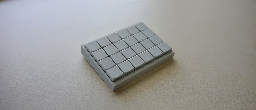 【ケース&キーキャップ付き】【はんだ付け済み】【17mmピッチ】PEKS48-mini 無線分割キーボードキット