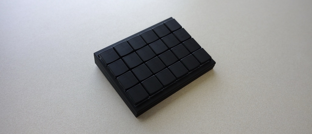 【ケース&キーキャップ付き】【はんだ付け済み】【17mmピッチ】PEKS48-mini 無線分割キーボードキット