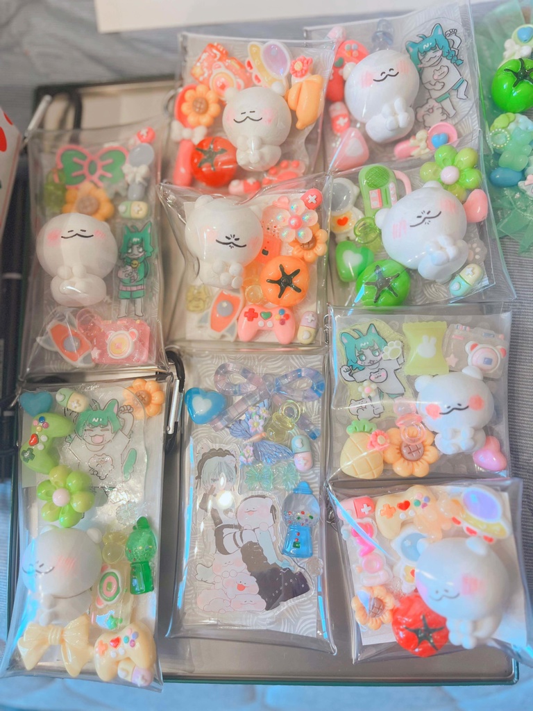 🍅キーホルダーやピンバッチなどの飾り✨