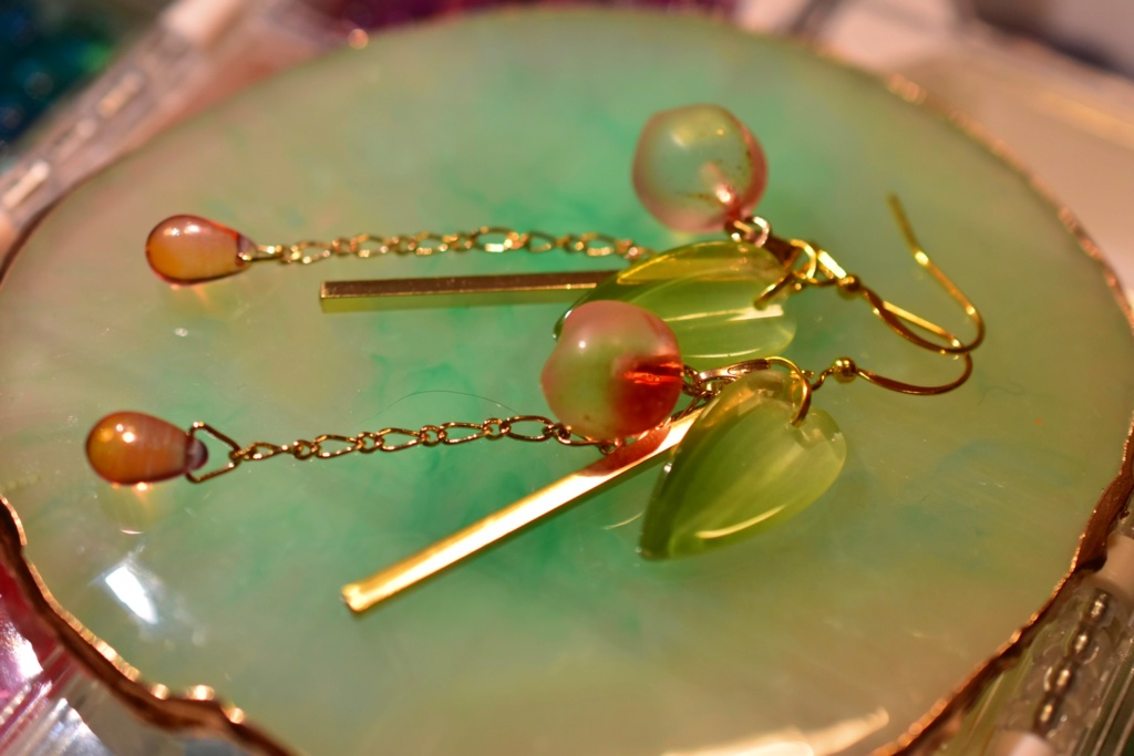 マットガラスの桃ピアス(オレンジ)