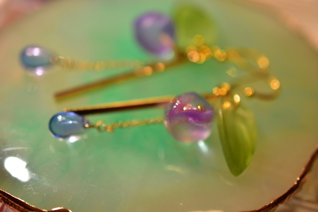 マットガラスの桃ピアス(青紫)