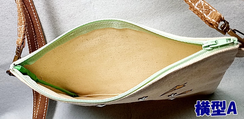 いちごウスさんサコッシュ