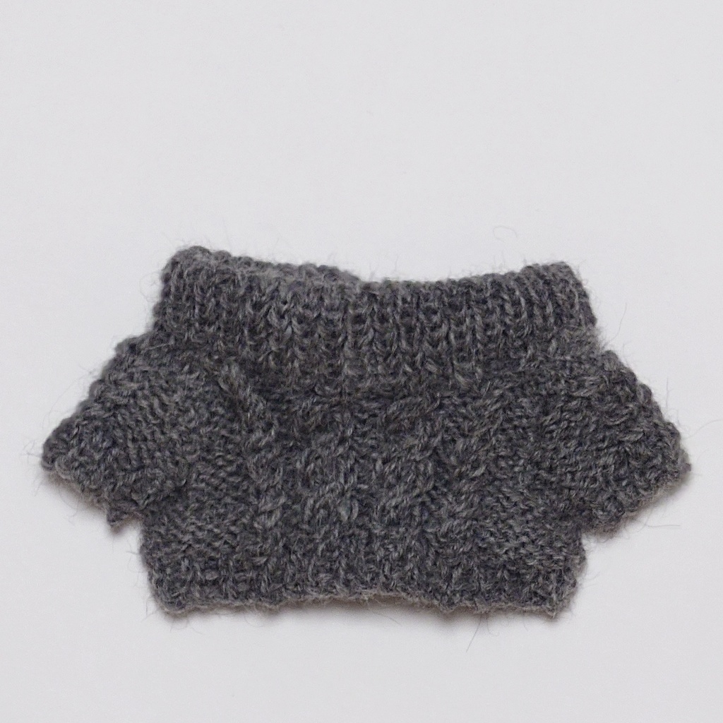 ケーブル模様の2wayセーター(濃グレー)