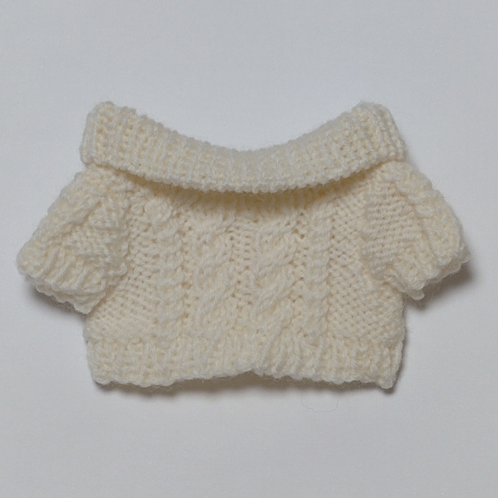 ケーブル模様の2wayセーター(生成)